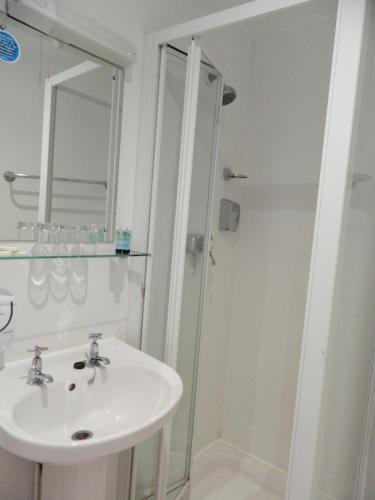 
A bathroom at Afton Hotel
