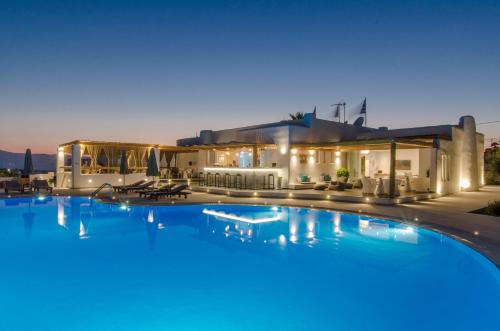 uma grande piscina em frente a uma casa em Lianos Village em Agios Prokopios