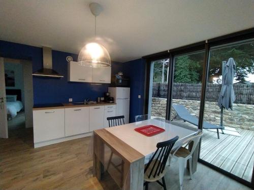 a kitchen and dining room with a table and chairs at Les Villas de Locmiquel BORD DE MER in Baden