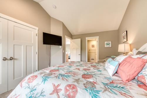 a bedroom with a large bed with a colorful bedspread at Lake & Ocean in Rockaway Beach