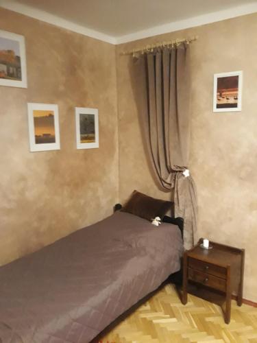 niewielka sypialnia z łóżkiem i stołem w obiekcie Kwatera na Bagnach w mieście Osowiec