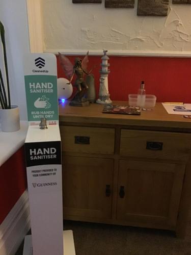 un support pour un panneau fabricant de la main dans une pièce dans l'établissement Lindisfarne Holiday Apartments - Families & Couples Only, à Blackpool