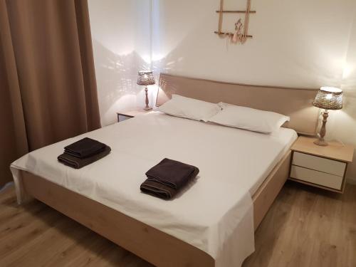 Cama ou camas em um quarto em Rose Luxury Apartment Vlore, full sea view !