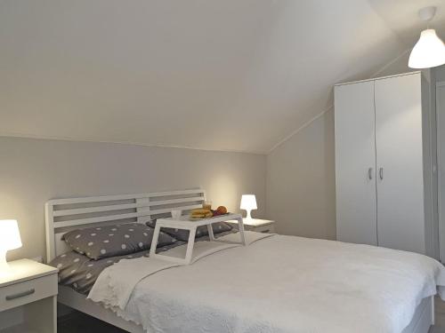 Un pat sau paturi într-o cameră la Kuća Ema