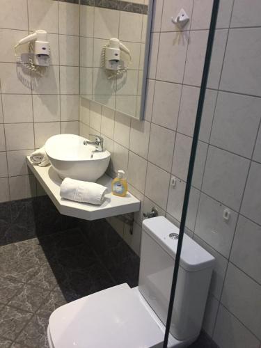 Un baño de Voula Hotel