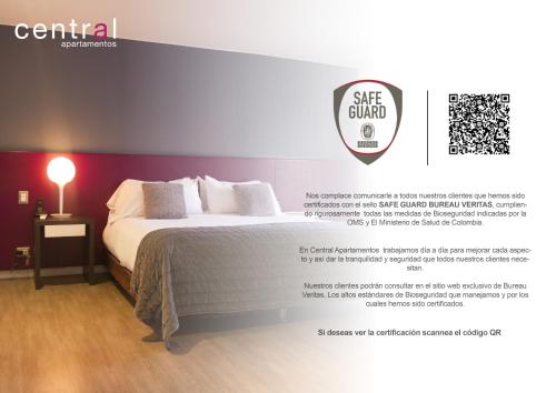 a bedroom with a bed and a sign that says she buried at Central Apartamentos Bogotá in Bogotá