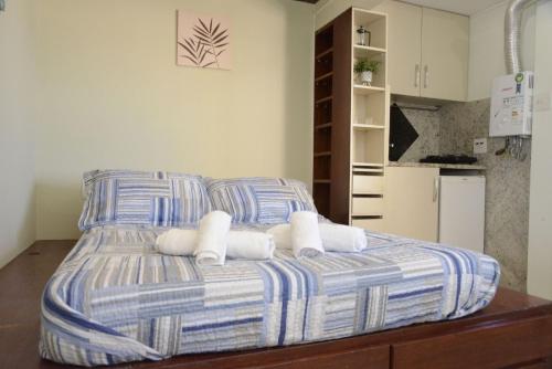 a bed with towels on it in a kitchen at LOFT com VISTA PARCIAL para o Mar de Ipanema, a pé praia, ao lado do metrô - com wi fi e ar in Rio de Janeiro