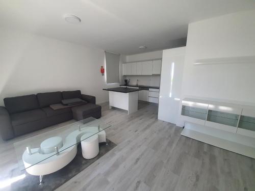 a living room with a couch and a kitchen at GuestReady - Sonho dos Avós in Câmara de Lobos