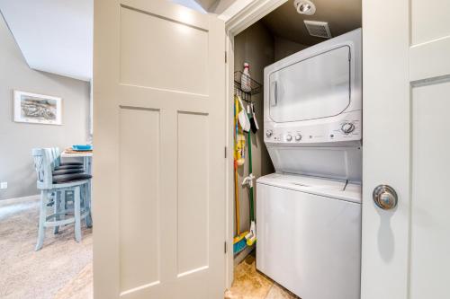 a laundry room with a washer and dryer at Lake & Ocean in Rockaway Beach