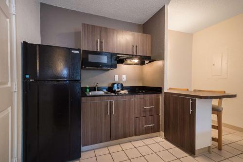 Motel 6 Duluth, Ga - Atlanta - Gwinnett Placeにあるキッチンまたは簡易キッチン