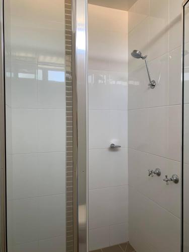 Bilik mandi di Charleville Motel