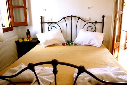 um quarto com uma cama grande e 2 almofadas em Matina - Stavros Traditional Houses em Kóronos