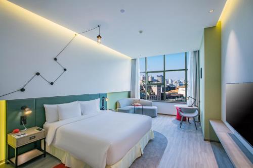 Ein Bett oder Betten in einem Zimmer der Unterkunft Jinmao Hotel Xi'an Downtown ( Bell & Drum Tower)