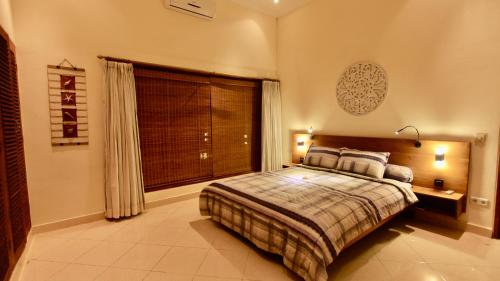 Villa Surgawi tesisinde bir odada yatak veya yataklar
