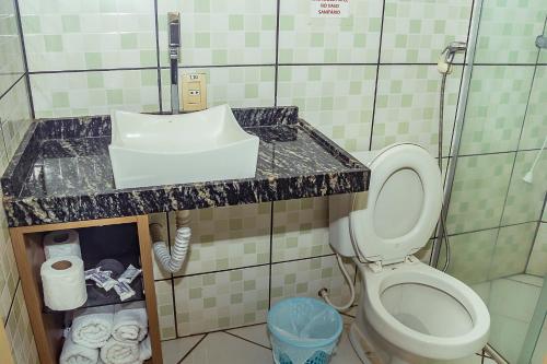 uma casa de banho com um lavatório e um WC em Pousada do Mingote em Alter do Chão