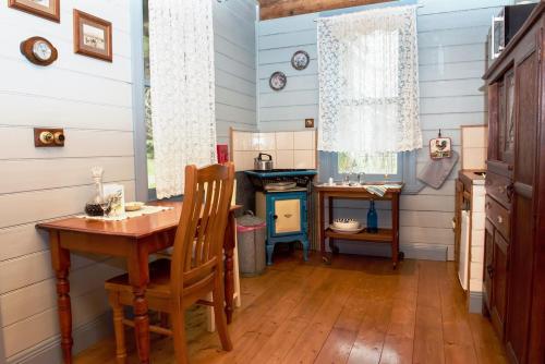 Habitación con mesa de madera y silla de madera. en Colby Cottages, Wooragee near Beechworth, en Wooragee