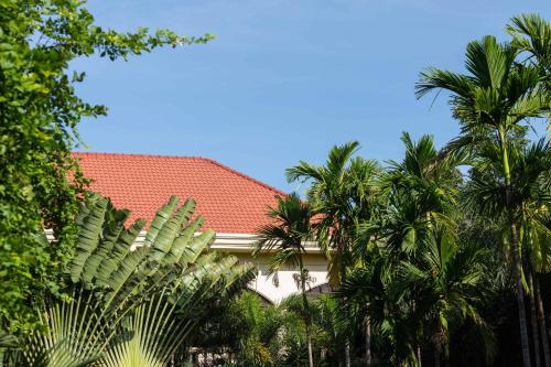 una casa con palme e tetto rosso di Marirath Boutique Hotel a Siem Reap