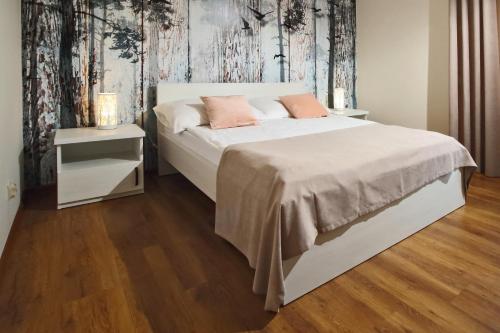 ein Schlafzimmer mit einem weißen Bett mit rosa Kissen in der Unterkunft Dom w Lubiatowie całoroczny in Lubiatowo