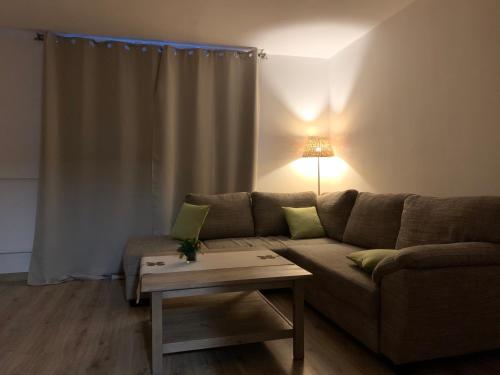 ein Wohnzimmer mit einem Sofa und einem Tisch in der Unterkunft Tomasza 5 in Jelenia Góra