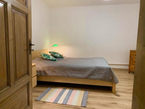 ein Schlafzimmer mit einem Bett mit einer Lampe in der Unterkunft Tomasza 5 in Jelenia Góra