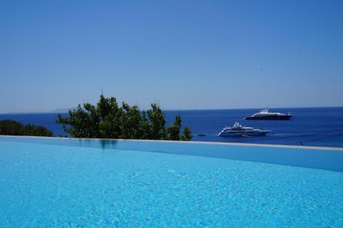 Bazén v ubytování Seethrough Mykonos Suites nebo v jeho okolí