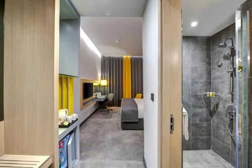 Koupelna v ubytování URBAN Al Khoory Hotel