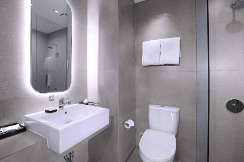 Ett badrum på Neo Hotel Puri Indah