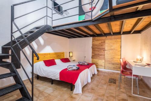 ein Schlafzimmer mit einem Bett und einer Wendeltreppe in der Unterkunft Casa Tajinaste - Villa Perenquén in Guía de Isora
