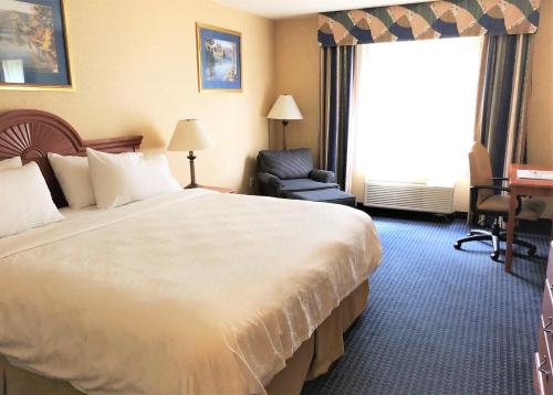 מיטה או מיטות בחדר ב-Holiday Inn Express Syracuse Airport, an IHG Hotel
