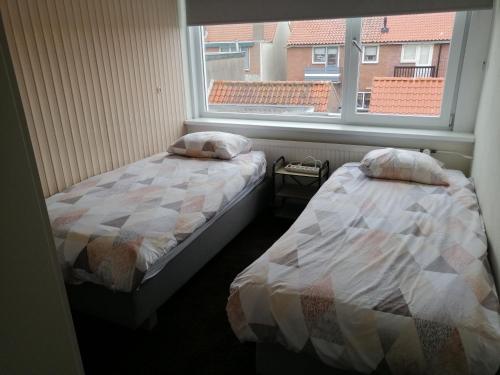 A bed or beds in a room at Sluiterstraat 19