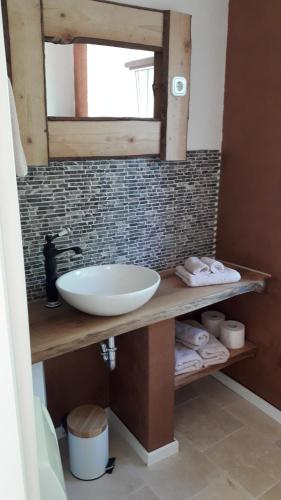 een badkamer met een wastafel en een spiegel bij Fahrenbach-Alm in Tröstau