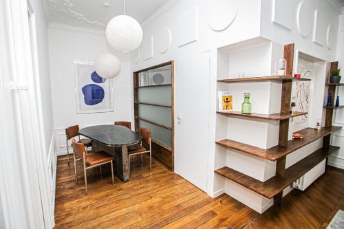 une petite salle à manger avec une table et des chaises dans l'établissement Joie Paris Arc de Triomphe - Champs Elysée, à Paris