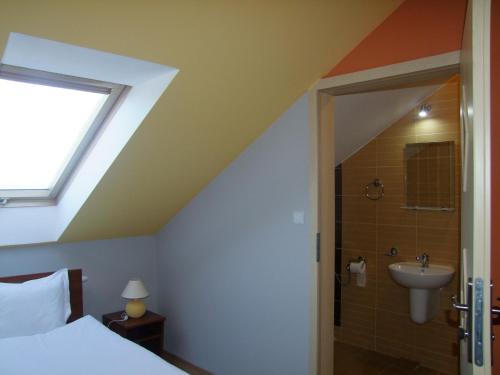 1 dormitorio con cama, ducha y lavamanos en Pokoje Gościnne en Rzeszów