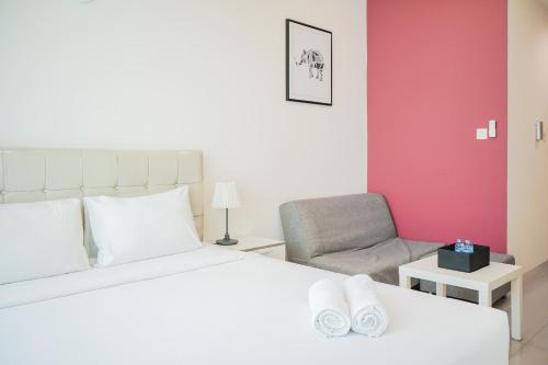 Postel nebo postele na pokoji v ubytování Cozy and Relax Studio Room at Tree Park City BSD Apartment By Travelio