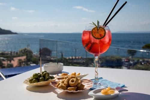 una mesa con una bebida y platos de comida en ella en Hotel Il Faro, en Sorrento