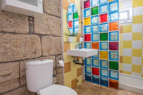 ein Badezimmer mit Toilette und Waschbecken in der Unterkunft Casa Tajinaste - Villa Perenquén in Guía de Isora