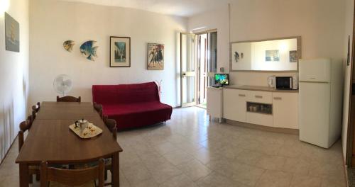 ヴァッレドーリアにあるVilla Rosaのリビングルーム(赤いソファ付)、キッチン