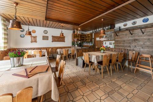 ein Restaurant mit Tischen und Stühlen in einem Zimmer in der Unterkunft Gasthaus Sponsel in Oberfellendorf