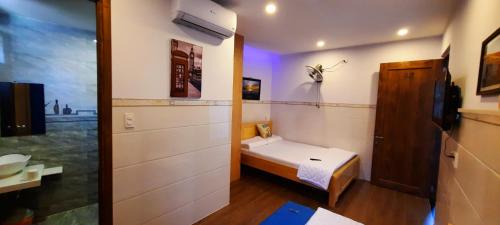 um pequeno quarto com uma pequena cama num quarto em Sena home 3*3*Near Danang Dragon bridge*Han river em Da Nang