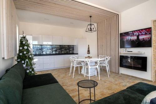 布克維的住宿－Шале БІЛИЙ ЛЕВ - WHITE LION Chalet，一间客厅,配有圣诞树和一个厨房