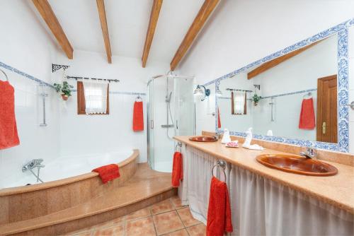 łazienka z dwiema umywalkami i wanną w obiekcie El Reboster (Carboneras) w mieście Santa Margalida