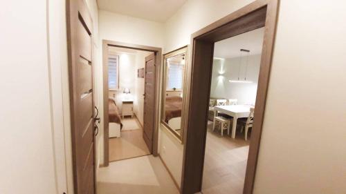 Een badkamer bij Solano Apartments