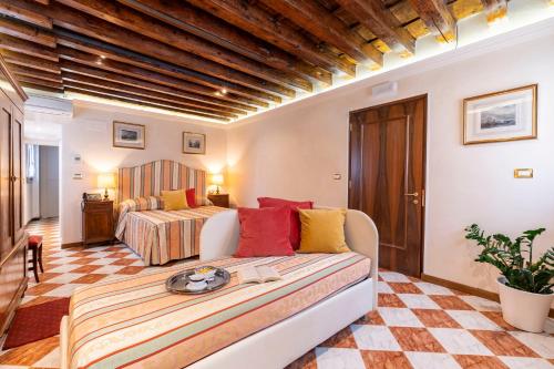 a living room with a couch and a bed at Palazzo Schiavoni Suite-Apartments in Venice