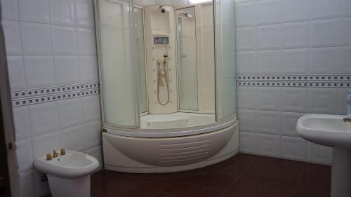 La salle de bains est pourvue d'une douche, de toilettes et d'un lavabo. dans l'établissement BRIA Hotel & Convention, à Bogor