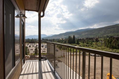 een balkon met uitzicht op de bergen bij 2800 Slopeside condo in Keystone