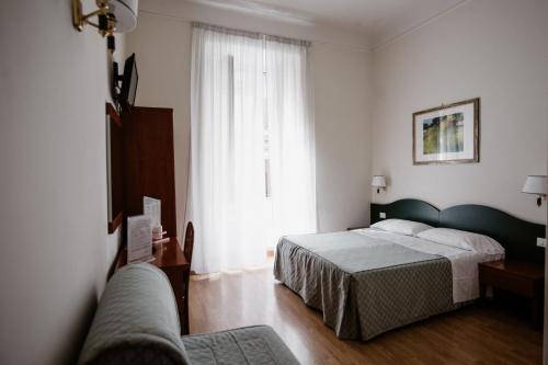 una camera d'albergo con due letti e una finestra di La Girandola Bed & Breakfast a Roma
