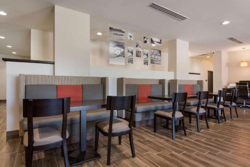 Χώρος καθιστικού στο MainStay Suites East Camden