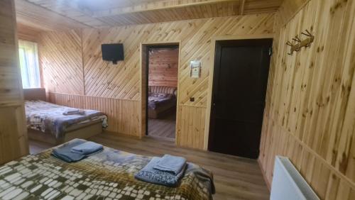 Кровать или кровати в номере Гостинний Двір Вишня