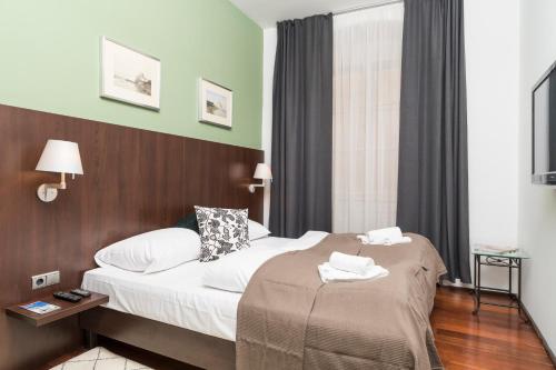 pokój hotelowy z łóżkiem i oknem w obiekcie Stephansdom Premium Apartments w Wiedniu