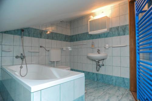 Ett badrum på Apartmani Vila Caska